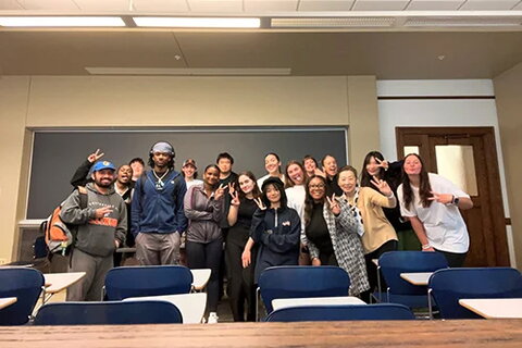 A communication class at the University of Illinois posing for a photo